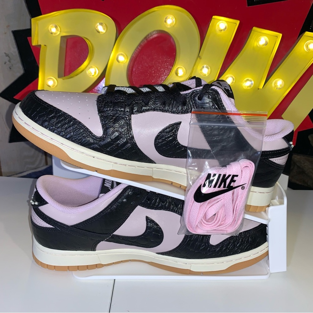 Nike Dunk Low Retro LTD
Platinum,Violet/Pink Foam/Coconut Milk/Black
Size 11 NWB